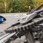 ¿DONDE ESTÁN LOS PADRES? MENORES EN MOTO SIN PAPELES CHOCARON Y UNOS DE ELLOS TERMINÓ HOSPITALIZADO