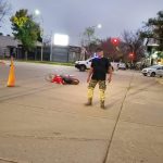 MENOR EN MOTO CRUZÓ EL SEMAFORO EN ROJO Y CHOCO A UN HOMBRE QUE TERMINO HOSPITALIZADO