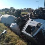 IMPACTANTE VUELCO DE CAMIÓN EN PLENO CENTRO DE ROJAS