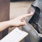 SINVERGÜENZAS Y VELOCES: EN INSTANTES, LE RAYARON TODO EL AUTO