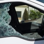PASEO INTERRUMPIDO: CIRCULABA EN AUTO POR EL CENTRO DE COLÓN, CUANDO LE ROMPIERON EL VIDRIO A PIEDRAZOS