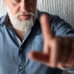 SIN RESPETO POR NADA: LE METIÓ UNA PIÑA A UN ANCIANO