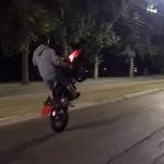 LOCURA AL VOLANTE EN COLÓN: HACIENDO «WILLY» CON LA MOTO ATROPELLÓ A UNA NENA DE 5 AÑOS