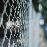 NO LE IMPORTÓ NADA: SALTÓ EL ALAMBRADO DE LA SALITA, PONIENDO EN RIESGO A MENORES