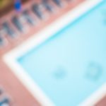 AL AGUA PATO… Y CHAU CELU: SE LO ROBARON DEL BOLSO EN LA PILETA DEL CLUB