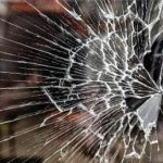 PÁJARO QUE DAÑÓ Y VOLÓ: MIENTRAS CENABA, LE ROMPIERON EL PARABRISAS DEL AUTO