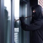 SUSTO Y ERROR DE MADRUGADA: ROMPIERON EL BLINDEX PARA ENTRAR A UN NEGOCIO VACÍO