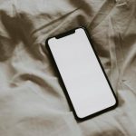 CON EL ENEMIGO EN CASA: LE ROBARON EL CELULAR DE SU PROPIA HABITACIÓN