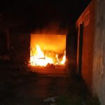 INCENDIO EN COLÓN: GALPÓN DE CALLE 19 ARDIO EN LLAMAS EN LA NOCHE DEL LUNES