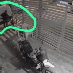 ROJAS: LADRÓN SIN MIEDO A LAS CÁMARAS, INGRESÓ Y SE LLEVÓ LA BICI