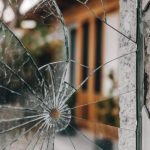 VECINOS SIN CÓDIGOS EN COLÓN: LE ROMPIERON EL PORTÓN A PIEDRAZOS