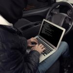 PESTAÑEO: DEJÓ LA NOTEBOOK EN SU AUTO Y EN CUESTIÓN DE MINUTOS SE LA LLEVARON