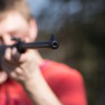 PELIGRO EN TODOS LADOS: SECUESTRARON EN COLÓN UN RIFLE POR AMENAZA DE TIROTEO ESCOLAR