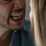 VIOLENCIA DE GÉNERO: APRENDIDO POR INTERRUMPIR EN LA INMOBILIARIA DE SU EX PAREJA EN COLÓN