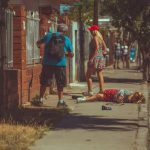 NI EN LOS PUEBLOS SE SALVAN: PELEA DE VECINOS EN ARBOLITO TERMINÓ CON UNA MUJER EN EL SUELO Y UN CELULAR ROTO