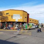 TRÁNSITO AL ROJO VIVO: ACCIDENTE ENTRE UNA MOTO Y UNA CAMIONETA EN PLENO CENTRO DE JUNÍN
