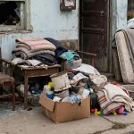 SE LE SOLTÓ LA CADENA: APREHENDIERON A UNA MUJER POR ATACAR A SU MADRE Y DESTROZARLE LA CASA
